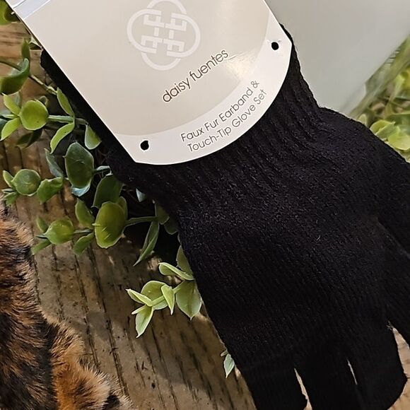 Leopard faux fur earband and touch tip glove set - Picture 5 of 6